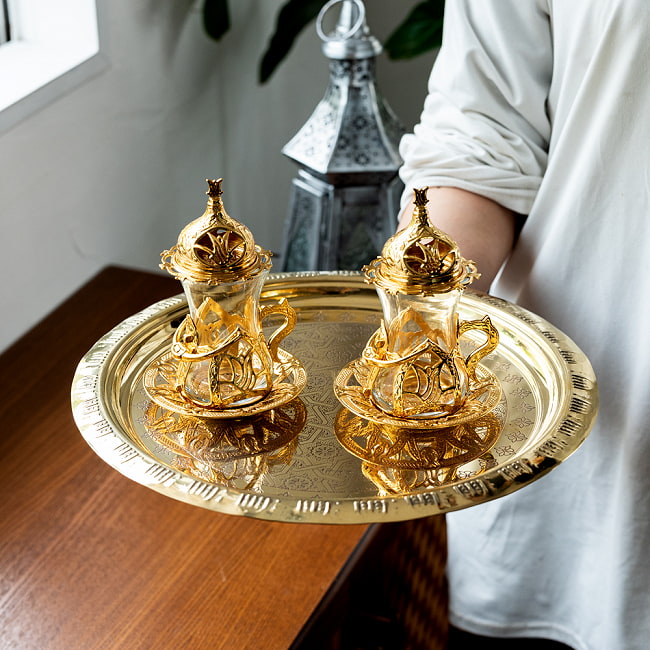 イスラム伝統のアラベスク模様が美しい　金色のブラス製ラウンドトレイ〔約32cm〕お盆　トレー 7 - 配膳などへご使用いただけます。