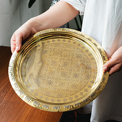 イスラム伝統のアラベスク模様が美しい　金色のブラス製ラウンドトレイ〔約32cm〕お盆　トレーの商品写真