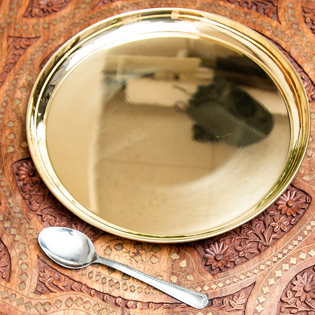 【祭壇用】金色のターリー - 直径：約30.5cmの写真1枚目です。神々の住まう国、インドからやって来た礼拝用の皿です。カトリ,プレート,礼拝,祭壇,小皿