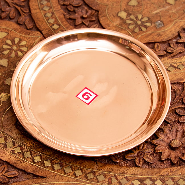 銅仕上げカトリ（小皿）　【直径：約11.5cm】の写真1枚目です。インドからやって来た礼拝用の小皿です。カトリ,プレート,礼拝,祭壇,小皿