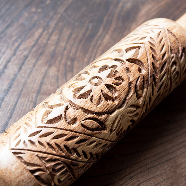 インドで手彫りされたエスニック柄　麺棒【約30cm】 2 - 拡大してみました。一つ一つ手作業で柄が彫れています。