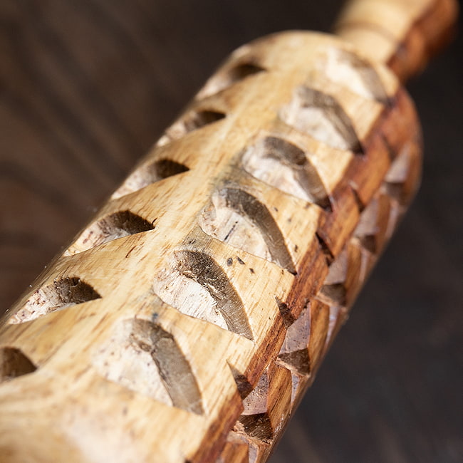 インドで手彫りされたエスニック柄　麺棒【約30cm】 4 - かなりしっかりとした凹凸があります。
