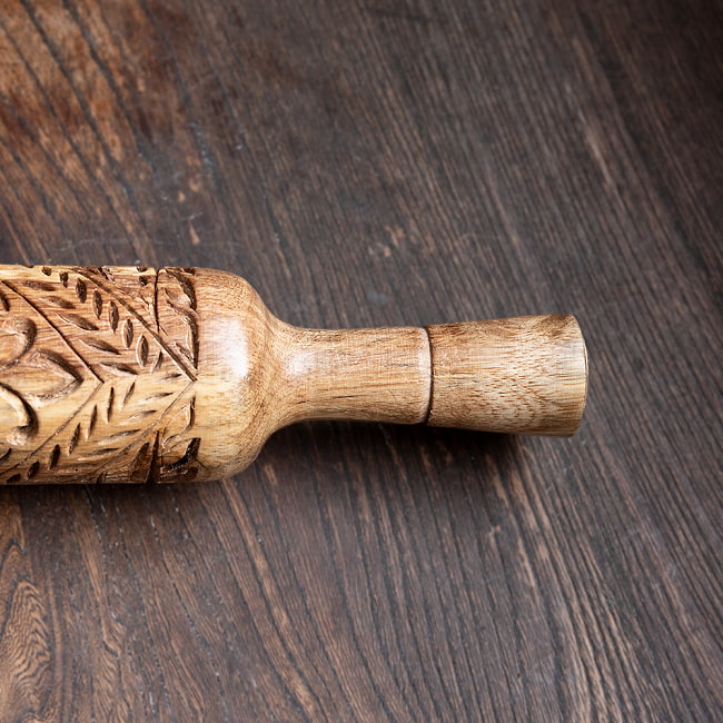 インドで手彫りされたエスニック柄　麺棒【約30cm】 5 - 木製のため手に馴染みやすいです。