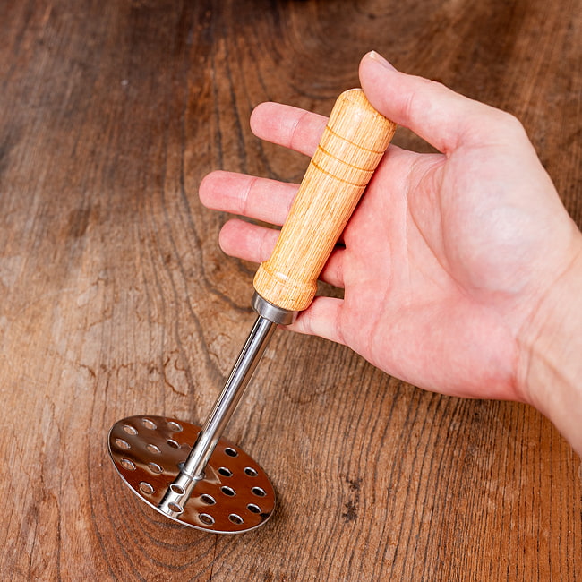 パウバジマッシャー　インドのポテトマッシャー　パウバジやアルパラタ作りに　ジャガイモ つぶし器 6 - このくらいのサイズ感になります