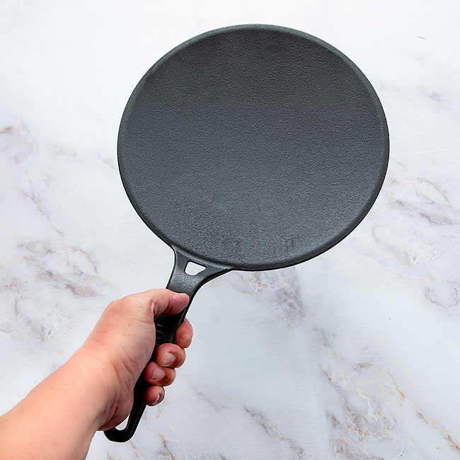 鋳鉄製 高級チャパティパン CAST IRON TAWA 直径25.5cm 1.8kg程度 8 - 手に取るとこれくらいの大きさです。