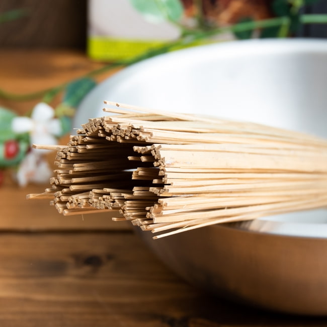 タイの竹製鍋洗い　ささら 3 - 作りはとてもシンプルで、細く割いた竹を束ねただけ。