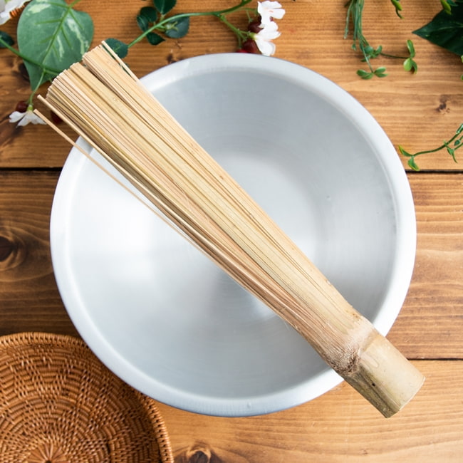 タイの竹製鍋洗い　ささらの写真1枚目です。昔ながらのシンプルな竹ささらです。たわし,ササラ,ささら,鍋,食器,カトラリー