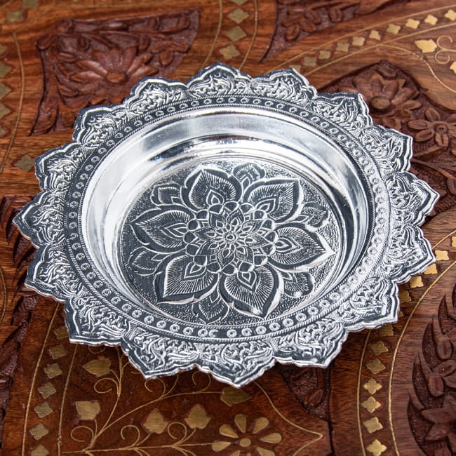 タイのお供え入れ 飾り皿 - 直径：約14cm 2 - 上に置いた物がよく映えます。お供え用だけではなく、果物などを置いたり様々な用途にご使用いただけます。