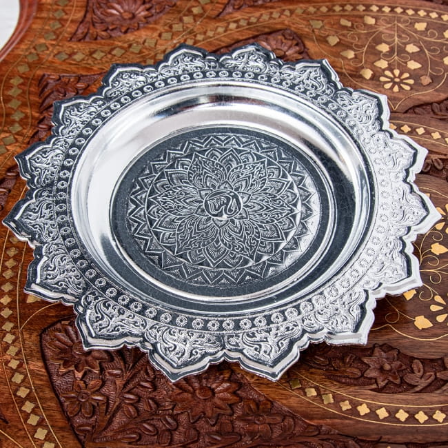 タイのお供え入れ 飾り皿 - 直径：約22cm 2 - 上に置いた物がよく映えます。お供え用だけではなく、果物などを置いたり様々な用途にご使用いただけます。