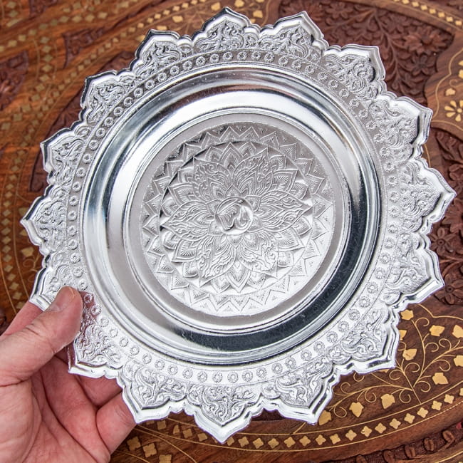 タイのお供え入れ 飾り皿 - 直径：約22cm 6 - 手に取るとこれくらいの大きさになります。