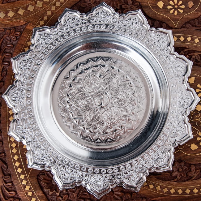 タイのお供え入れ 飾り皿 - 直径：約22cmの写真1枚目です。エンボス加工の美しいお供え皿です。飾り皿,果物,食器,タイ,ブッダ,カトラリー,お皿