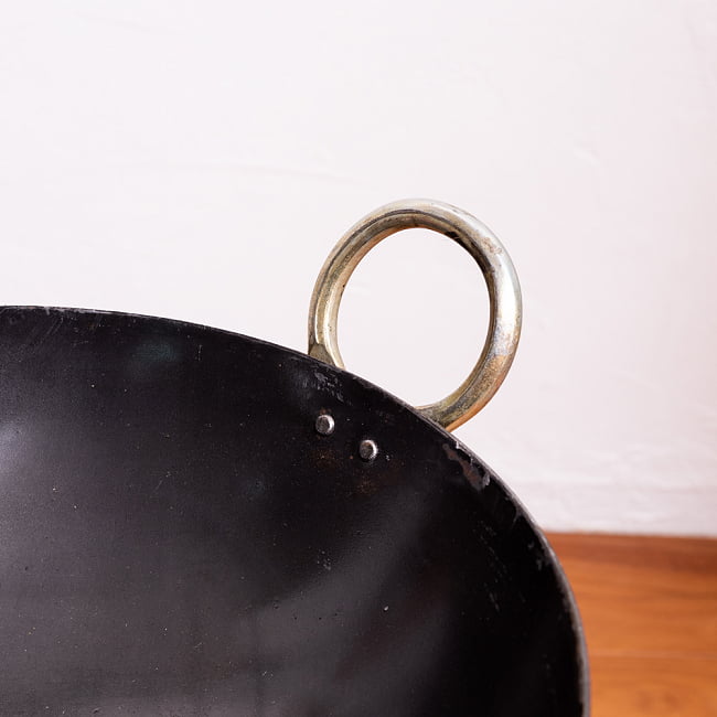 インドの屋台用鉄製カダイ（インド鍋　鉄鍋） - 直径約31cm 4 - 取っ手部分です　※ものにより取っ手は金色に塗装されている場合がございます。