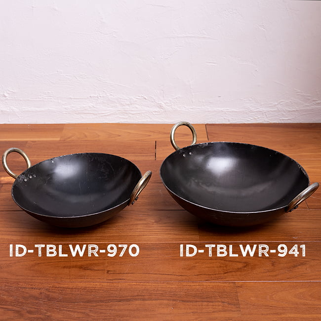 インドの屋台用鉄製カダイ（インド鍋　鉄鍋） - 直径約31cm 9 - サイズ違い品と並べてみたところです。こちらは 【ID-TBLWR-941】 の方になります。