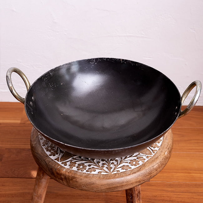 インドの屋台用鉄製カダイ（インド鍋　鉄鍋） - 直径約31cmの写真1枚目です。インド好きにはたまらないストリート感です。カラヒ,カダイ,インド鍋,マサラ