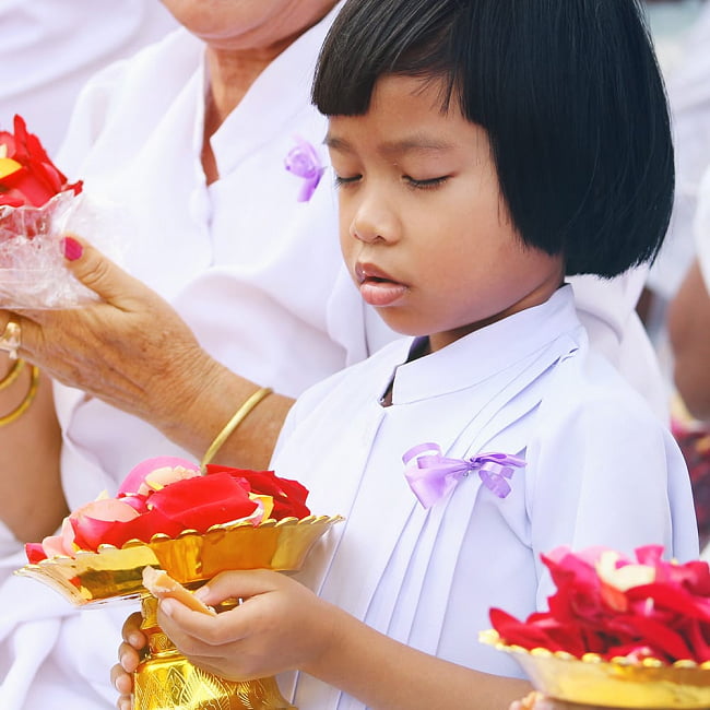 タイのお供え入れ 飾り皿 〔高さ:約5cm 直径:約9.5cm〕 6 - 類似品が現地でつかわれているところです。