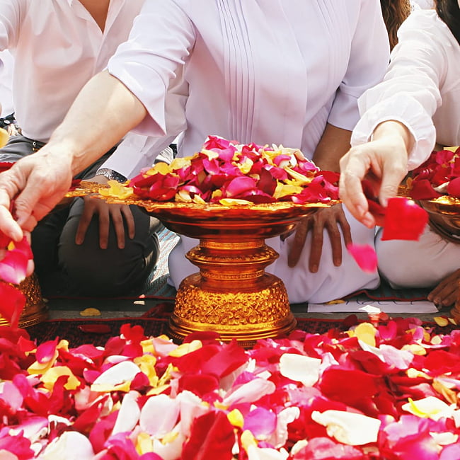 タイのお供え入れ 飾り皿 〔高さ:約5cm 直径:約9.5cm〕 7 - 仏教徒が多いタイでは、お祈りのときなどに、花びらを入れたりします。