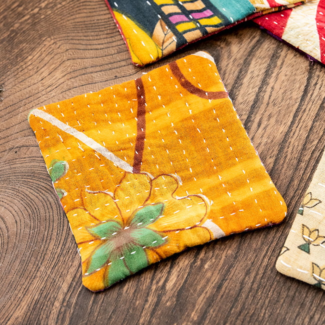 【5枚セット】カンタ刺繍のインド染め ハンドメイドコットン コースター 四角形 2 - インド染め布に愛らしい刺し子が施されています。