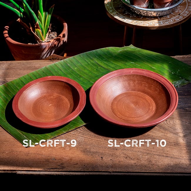 【3個セット】薄深皿 スリランカ伝統の素焼き食器 スーププレート テラコッタ製 直径：20.5cm程度 12 - 同ジャンル品とのサイズ比較です。こちらは【SL-CRFT-9】です。