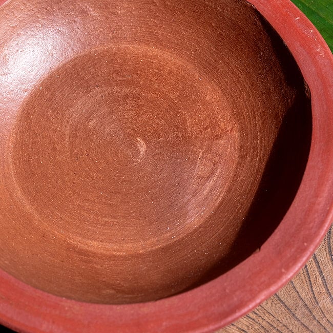 【3個セット】薄深皿 スリランカ伝統の素焼き食器 スーププレート テラコッタ製 直径：20.5cm程度 5 - 別の角度から