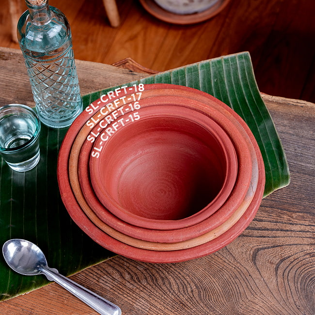 【3個セット】ワラン - スリランカ伝統の素焼き鍋 walang テラコッタ製 直径21cm程度 14 - こちらは【SL-CRFT-16】 同ジャンル品とのサイズ比較です。
