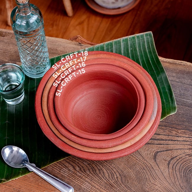 【3個セット】ワラン - スリランカ伝統の素焼き鍋 walang テラコッタ製 直径25cm程度 14 - こちらは【SL-CRFT-18】 同ジャンル品とのサイズ比較です。