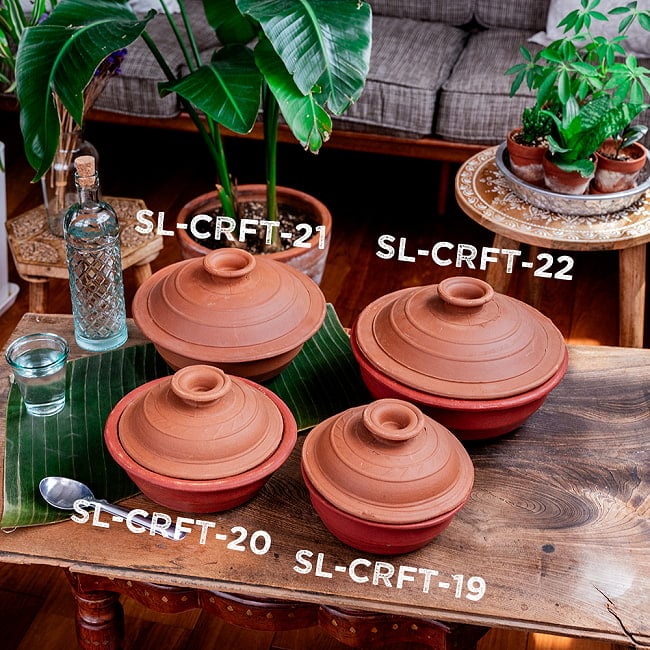 【3個セット】ワラン - スリランカ伝統の素焼き鍋 walang 蓋付き テラコッタ製 直径17.5cm程度 18 - こちらは【SL-CRFT-19】 同ジャンル品とのサイズ比較です。