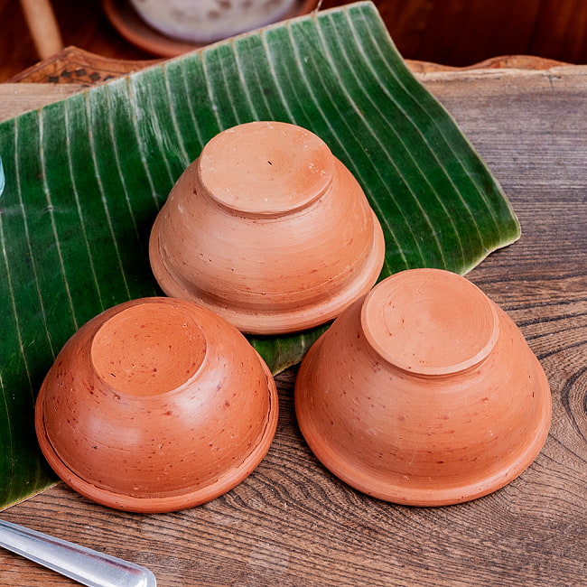 【3個セット】ミドルボウル スリランカ伝統の素焼き食器 テラコッタ製 直径12cm程度 13 - こちらの写真の通り、サイズ感や作りにはかなり大らかさがあります。