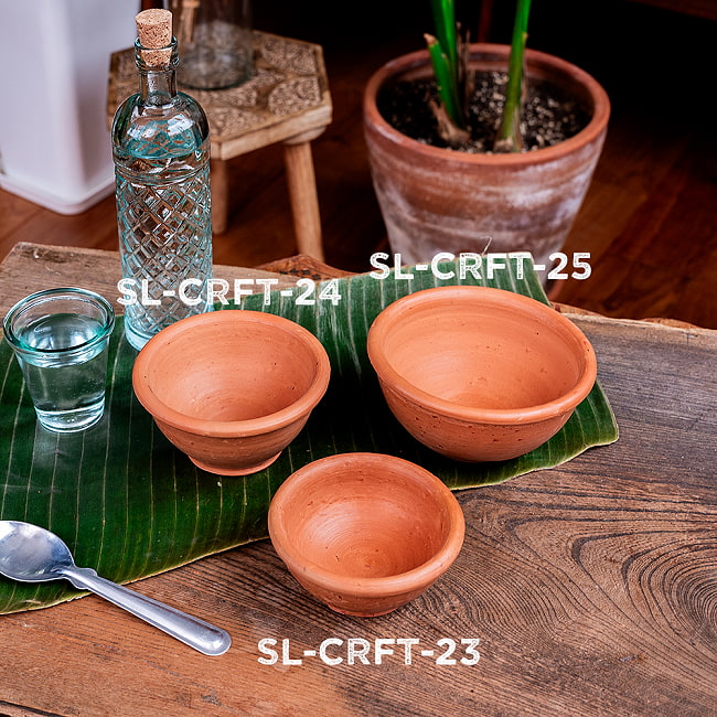 【3個セット】ミドルボウル スリランカ伝統の素焼き食器 テラコッタ製 直径12cm程度 15 - こちらは【SL-CRFT-24】 同ジャンル品とのサイズ比較です。