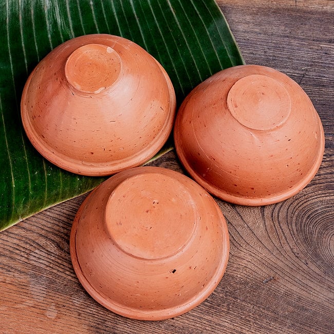 【3個セット】ミドルボウル スリランカ伝統の素焼き食器 テラコッタ製 直径15cm程度 13 - こちらの写真の通り、サイズ感や作りにはかなり大らかさがあります。