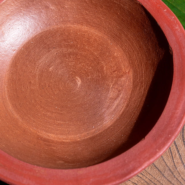 【10個セット】薄深皿 スリランカ伝統の素焼き食器 スーププレート テラコッタ製 直径：20.5cm程度 5 - 別の角度から