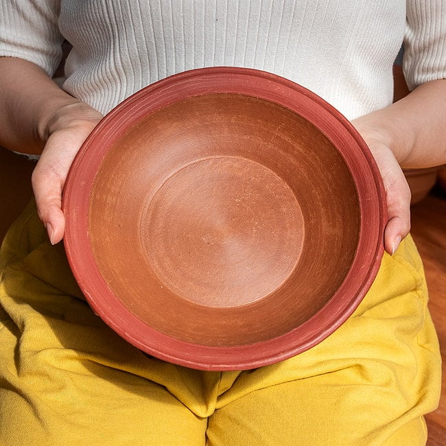 深皿 スリランカ伝統の素焼き食器 パスタプレート テラコッタ製 直径：24.5cm程度 2 - このくらいのサイズ感になります