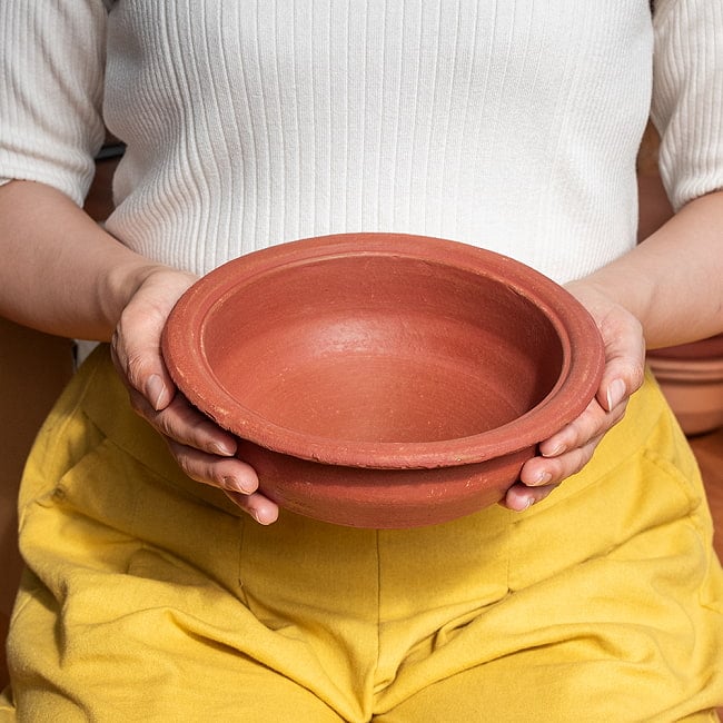 ワラン - スリランカ伝統の素焼き鍋 walang テラコッタ製 直径21cm程度 2 - このくらいのサイズ感になります