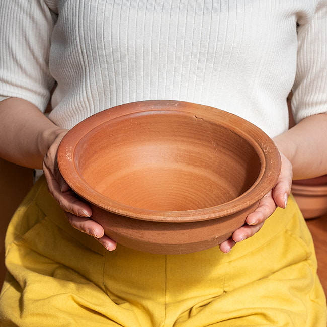 ワラン - スリランカ伝統の素焼き鍋 walang テラコッタ製 直径22cm程度 2 - このくらいのサイズ感になります