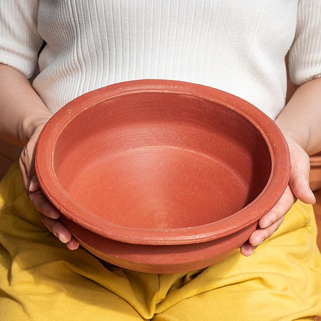 ワラン - スリランカ伝統の素焼き鍋 walang テラコッタ製 直径25cm程度 2 - このくらいのサイズ感になります