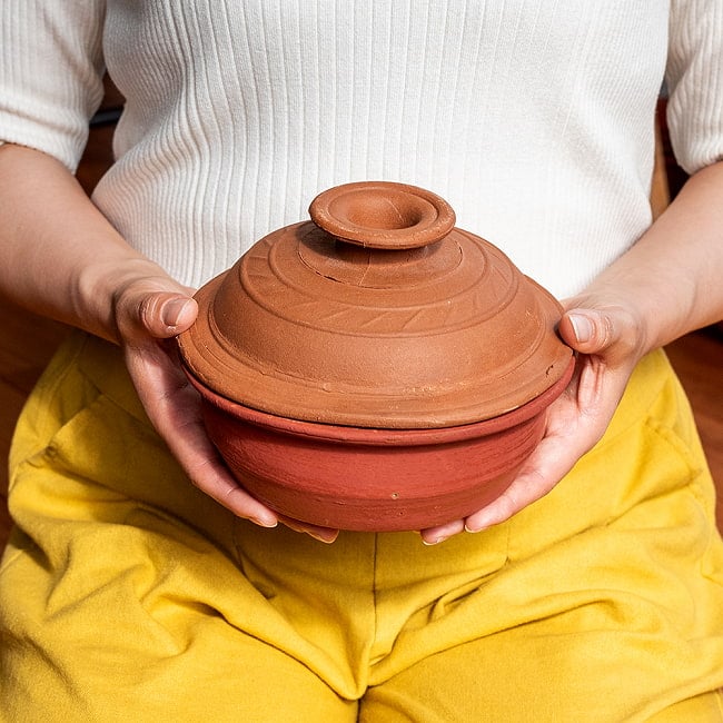 ワラン - スリランカ伝統の素焼き鍋 walang 蓋付き テラコッタ製 直径17.5cm程度 2 - このくらいのサイズ感になります