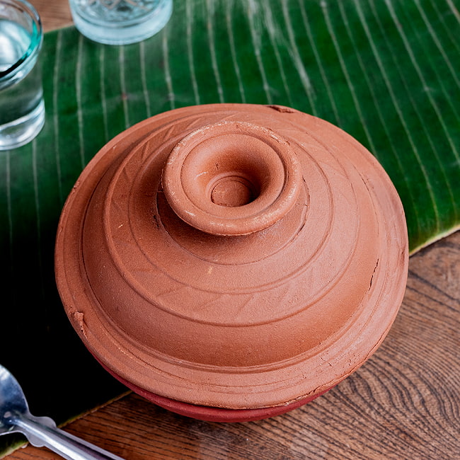 ワラン - スリランカ伝統の素焼き鍋 walang 蓋付き テラコッタ製 直径17.5cm程度 3 - やさしい風合いで食卓を彩ります