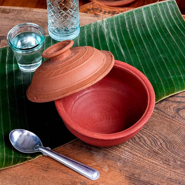 ワラン - スリランカ伝統の素焼き鍋 walang 蓋付き テラコッタ製 直径17.5cm程度 7 - スリランカのごはん屋さんでも見かけます