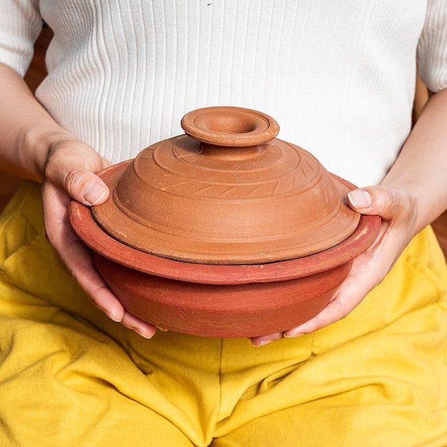 ワラン - スリランカ伝統の素焼き鍋 walang 蓋付き テラコッタ製 直径20.5cm程度 2 - このくらいのサイズ感になります