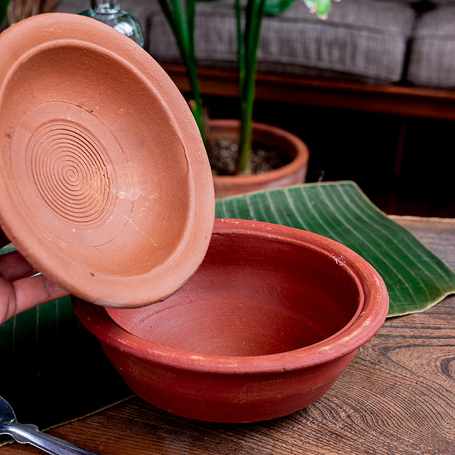 ワラン - スリランカ伝統の素焼き鍋 walang 蓋付き テラコッタ製 直径20.5cm程度 7 - スリランカのごはん屋さんでも見かけます