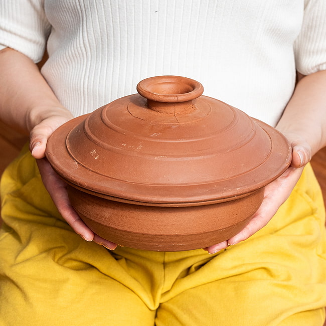 ワラン - スリランカ伝統の素焼き鍋 walang 蓋付き テラコッタ製 直径23.5cm程度 2 - このくらいのサイズ感になります