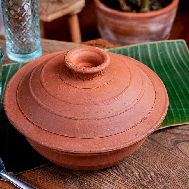 ワラン - スリランカ伝統の素焼き鍋 walang 蓋付き テラコッタ製 直径23.5cm程度 3 - やさしい風合いで食卓を彩ります