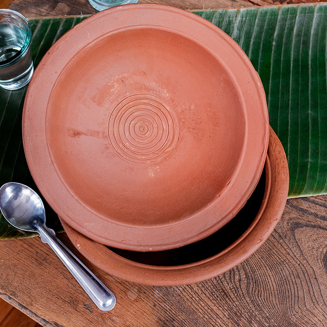 ワラン - スリランカ伝統の素焼き鍋 walang 蓋付き テラコッタ製 直径23.5cm程度 7 - スリランカのごはん屋さんでも見かけます