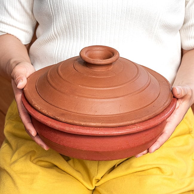 ワラン - スリランカ伝統の素焼き鍋 walang 蓋付き テラコッタ製 直径25cm程度 2 - このくらいのサイズ感になります