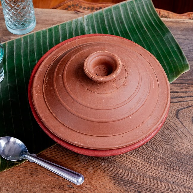 ワラン - スリランカ伝統の素焼き鍋 walang 蓋付き テラコッタ製 直径25cm程度 3 - やさしい風合いで食卓を彩ります