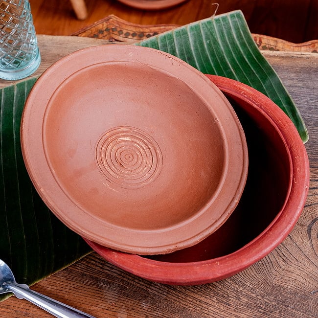 ワラン - スリランカ伝統の素焼き鍋 walang 蓋付き テラコッタ製 直径25cm程度 7 - スリランカのごはん屋さんでも見かけます