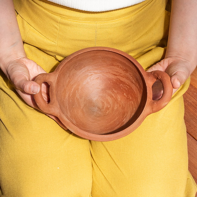 ワラン - スリランカ伝統の素焼き鍋 取っ手付き walang テラコッタ製 直径：18cm程度 2 - このくらいのサイズ感になります