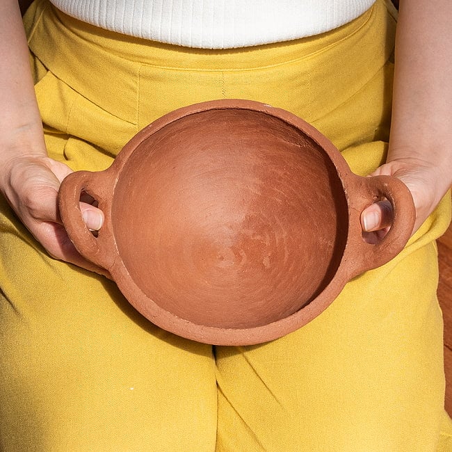 ワラン - スリランカ伝統の素焼き鍋 取っ手付き walang テラコッタ製 直径：20.5cm程度 2 - このくらいのサイズ感になります