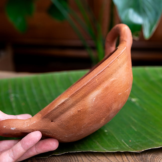 ワラン - スリランカ伝統の素焼き鍋 取っ手付き walang テラコッタ製 直径：20.5cm程度 7 - このくらいの深さがあります