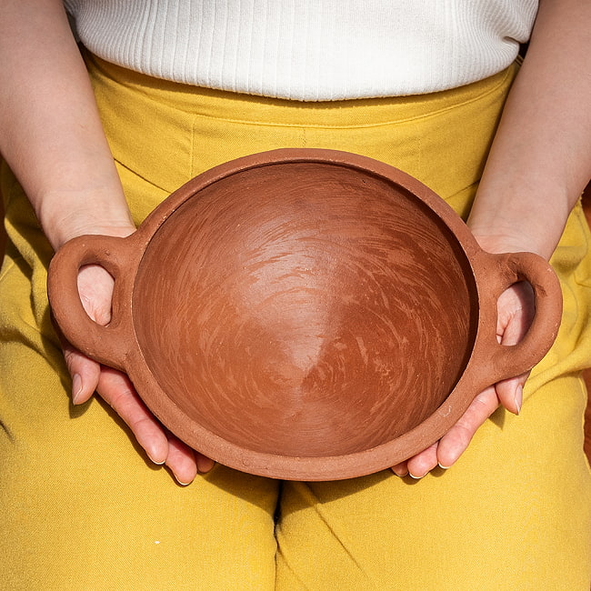 ワラン - スリランカ伝統の素焼き鍋 取っ手付き walang テラコッタ製 直径：22.5cm程度 2 - このくらいのサイズ感になります
