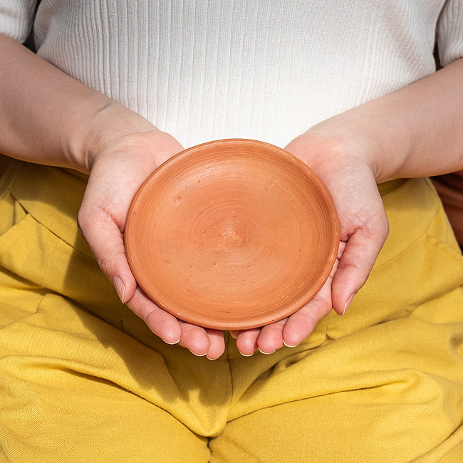 スリランカ伝統の素焼き小皿 テラコッタ製 直径：13cm程度  2 - このくらいのサイズ感になります